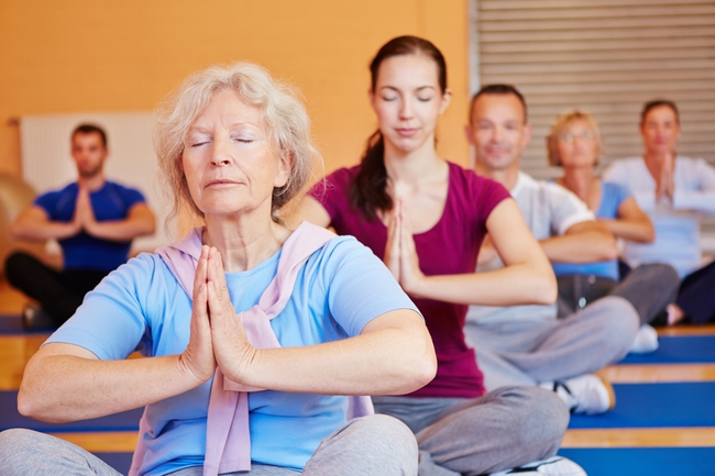 9 bài tập Yoga cho người cao tuổi sống thọ, sống lâu - Ảnh 1.