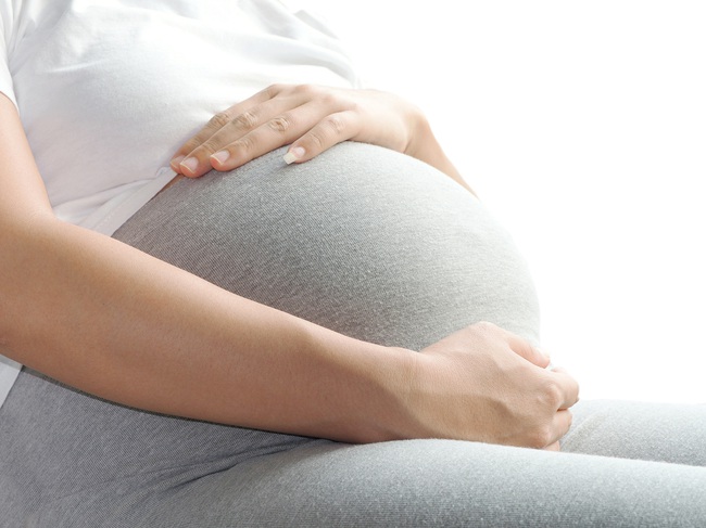 Gây tê ngoài màng cứng lúc sinh không ảnh hưởng đến bé phát triển - Ảnh 3.