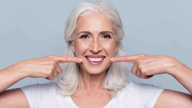 Bệnh răng miệng ở người cao tuổi: Tại sao người già hay bị rụng răng và hướng dẫn chăm sóc răng miệng đúng cách - Ảnh 2.