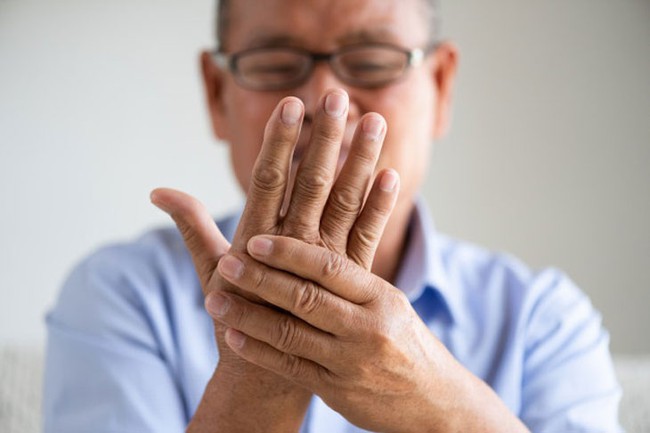 Bệnh run tay run chân ở người già: Nguyên nhân, chẩn đoán và cách điều trị - Ảnh 2.