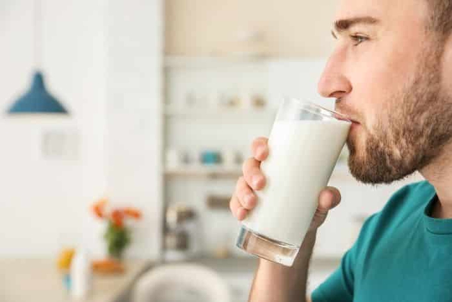 Giải đáp thắc mắc: Người bệnh tiểu đường có uống được sữa tươi không đường không? - Ảnh 2.