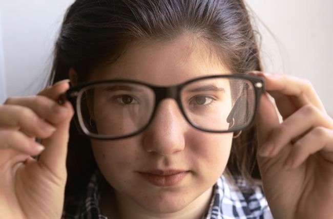 Dại mắt do đeo kính cận: Nguyên nhân và cách khắc phục hiệu quả - Ảnh 1.