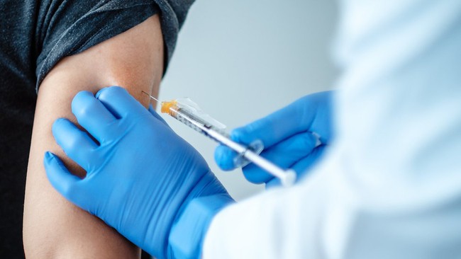Sau khi tiêm phòng vaccine, bạn cần làm gì để bảo đảm an toàn trong dịch Covid-19 - Ảnh 6.