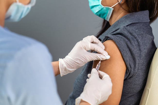 Sau khi tiêm phòng vaccine, bạn cần làm gì để bảo đảm an toàn trong dịch Covid-19 - Ảnh 4.