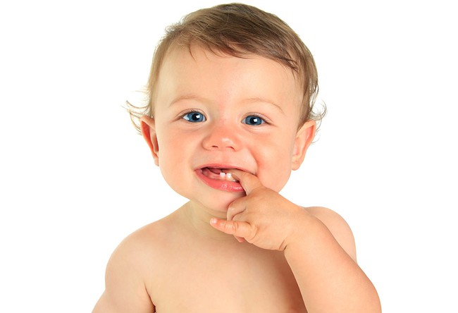 Biểu hiện trẻ mọc răng và phụ huynh nên làm gì khi trẻ mọc răng? - Ảnh 2.