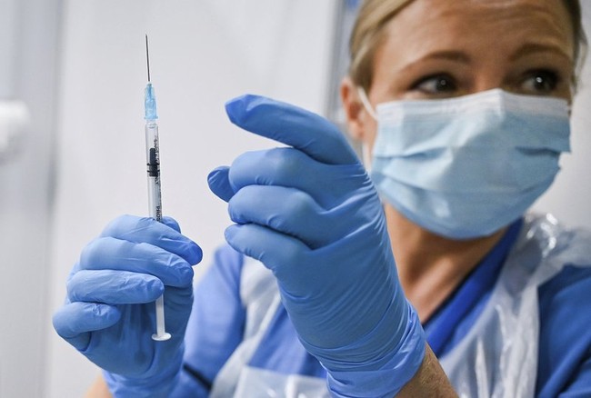 Đối tượng nào nên và không nên tiêm chủng vaccine ngừa Covid-19? - Ảnh 4.
