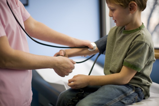 Các tiêu chuẩn chẩn đoán cao huyết áp ở trẻ em bạn cần biết  - Ảnh 1.