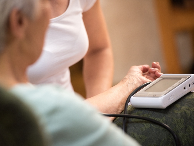 Tips 8 cách quản lý huyết áp ở người cao tuổi luôn ổn định và an toàn - Ảnh 1.