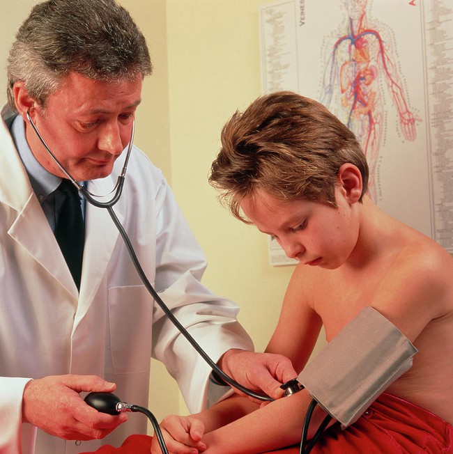Cao huyết áp ở trẻ em có nguy hiểm không? Những biến chứng thường gặp - Ảnh 3.