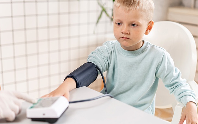 Phụ huynh cần biết các tiêu chuẩn chẩn đoán cao huyết áp ở trẻ em - Ảnh 4.