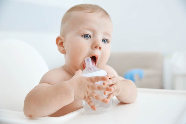 Trẻ sơ sinh có nên uống nước không? Khi nào trẻ nên uống nước? - Ảnh 3.