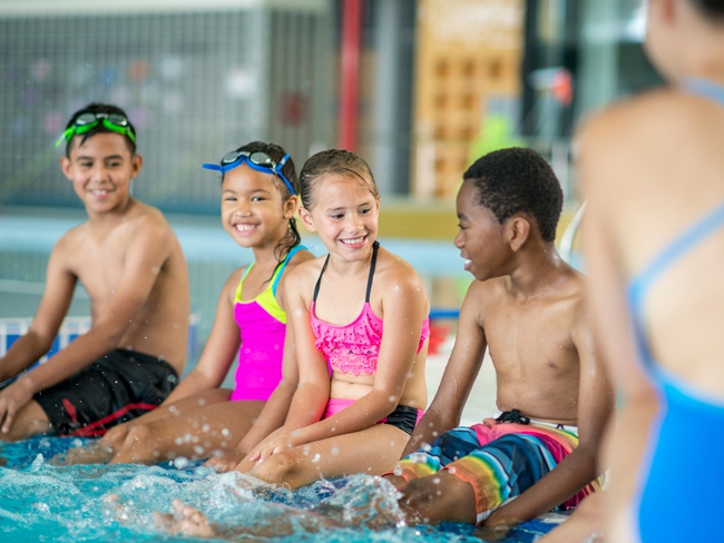 Những lợi ích tuyệt vời đối với sức khỏe khi cho trẻ đi bơi vào mùa hè - Ảnh 2.