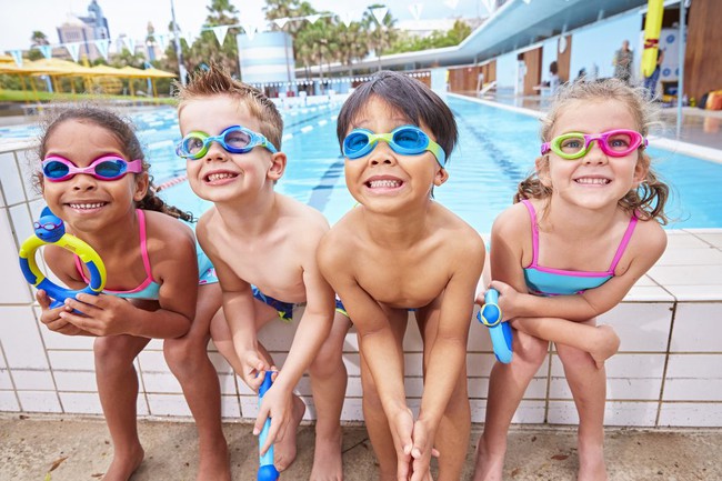 Những lợi ích tuyệt vời đối với sức khỏe khi cho trẻ đi bơi vào mùa hè - Ảnh 4.
