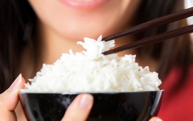 Ăn nhiều cơm có tốt không? 7 tác hại khi ăn nhiều cơm trắng - Ảnh 3.
