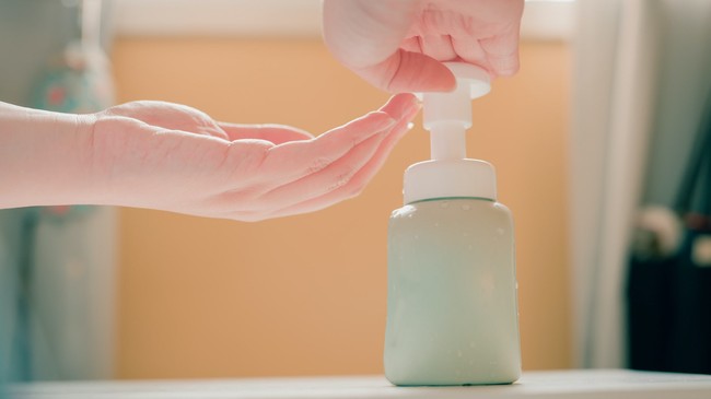 4 nguyên tắc nên và không nên khi lựa chọn nước rửa tay khô theo khuyến cáo của CDC - Ảnh 2.