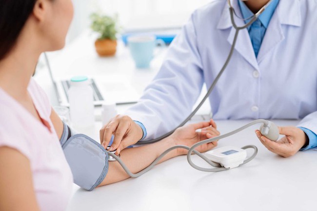 Mối liên hệ giữa tăng huyết áp và COVID-19, ảnh hưởng đến sức khỏe người cao huyết áp như thế nào? - Ảnh 2.