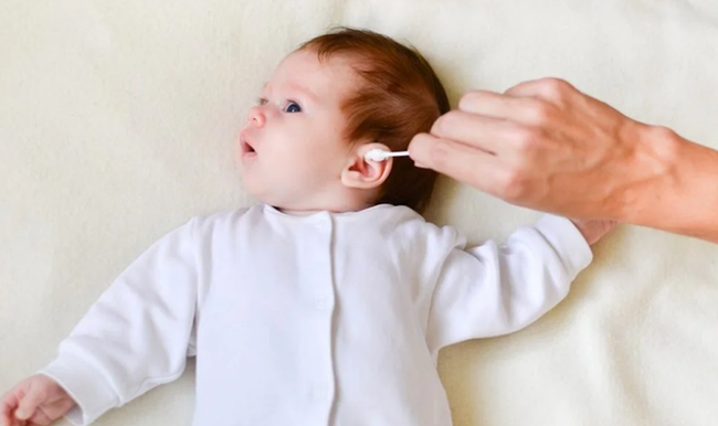 Có cần lấy ráy tai cho bé không? Cách lấy ráy tai cho bé an toàn - Ảnh 1.