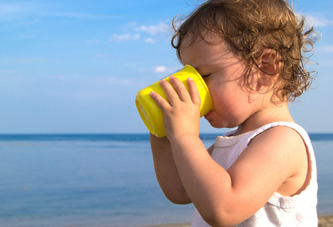 Mất nước ở trẻ nhỏ mùa nắng nóng: Dấu hiệu nhận biết và cách phòng tránh