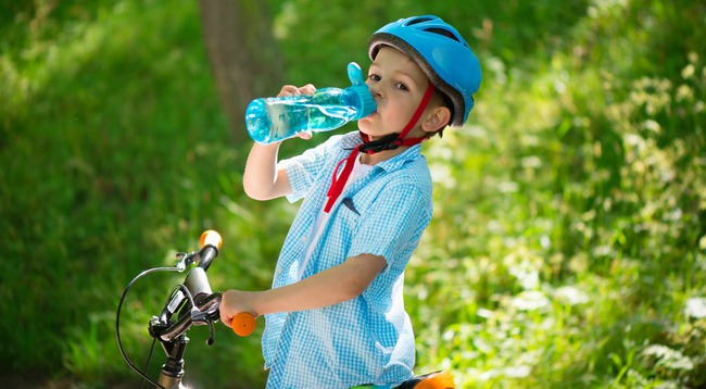 Mất nước ở trẻ nhỏ mùa nắng nóng: Dấu hiệu nhận biết và cách phòng tránh