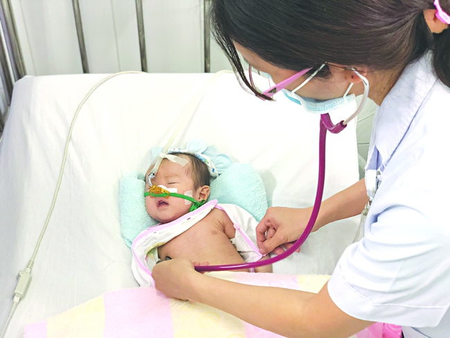 Trẻ sơ sinh bị viêm phổi: Những dấu hiệu cần biết - Ảnh 3.