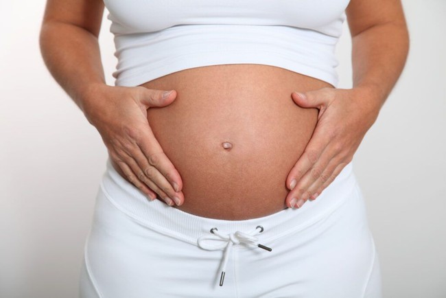 3 nguyên nhân khiến sản phụ sinh non? Đâu là dấu hiệu sinh non ở mẹ bầu? - Ảnh 2.