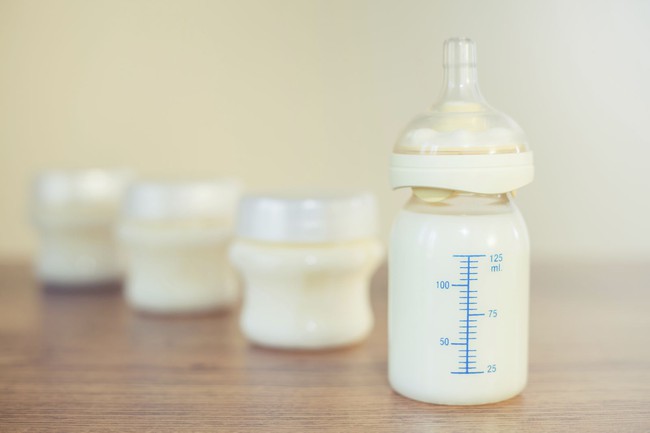 Mách mẹ cách rã đông sữa mẹ đúng chuẩn không bị mất chất dinh dưỡng - Ảnh 2.
