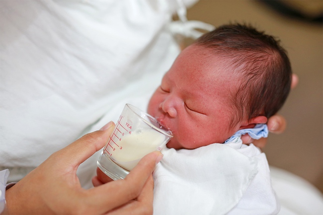 Mách mẹ sau sinh cách kích sữa bằng tay giúp sữa về tràn trề - Ảnh 2.