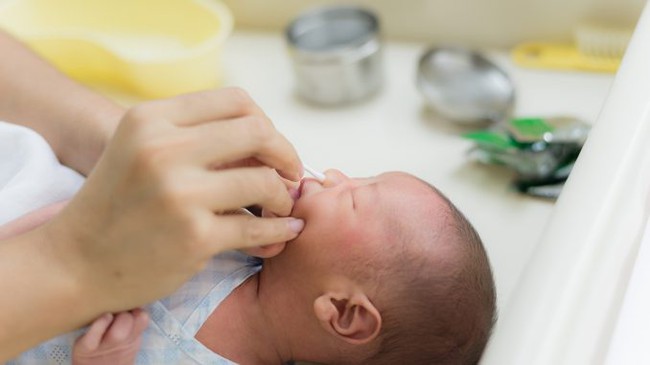 Tất tần tật những điều bạn cần biết về trẻ sơ sinh bị nghẹt mũi - Ảnh 1.
