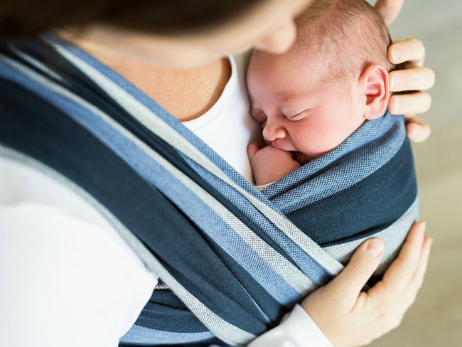 Những cách bế trẻ sơ sinh an toàn và nhẹ nhàng - Ảnh 5.