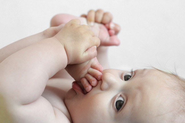 Có nên đeo bao tay cho trẻ sơ sinh? Lợi bất cập hại với thói quen muôn đời này - Ảnh 2.
