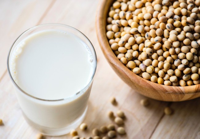 6 tác dụng của sữa đậu nành và một số lưu ý về sức khỏe - Ảnh 2.