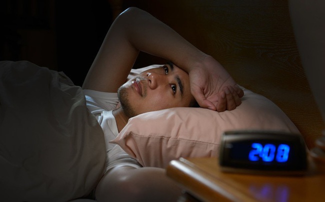 Thường xuyên tỉnh giấc vào ban đêm, báo hiệu nguy cơ tử vong do tim mạch - Ảnh 2.