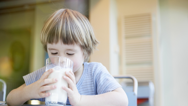 Trẻ bao nhiêu tuổi thì uống được sữa tươi?