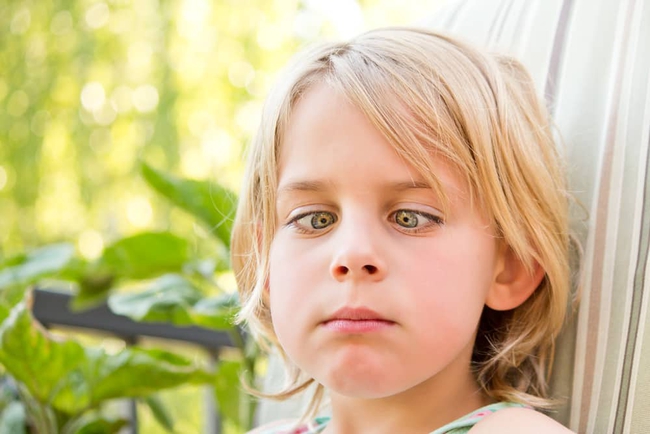 Bệnh nháy mắt ở trẻ em: Nguyên nhân và hướng điều trị - Ảnh 2.
