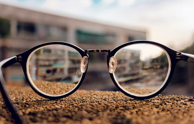 Hướng dẫn 5 cách làm mắt kính không bị mờ hiệu quả - Ảnh 1.