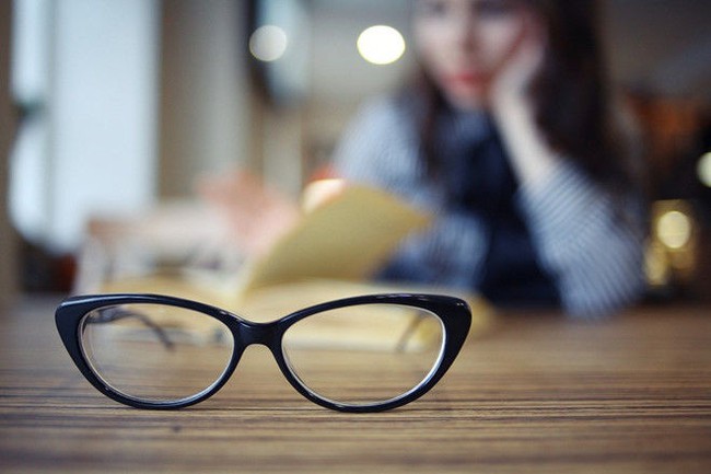 Bị cận không đeo kính có tăng độ không? Những tác hại của việc cận thị không đeo kính - Ảnh 1.