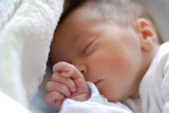 Trẻ sơ sinh bú sữa mẹ có huyết áp thấp hơn, sức khỏe tim mạch tốt hơn - Ảnh 3.