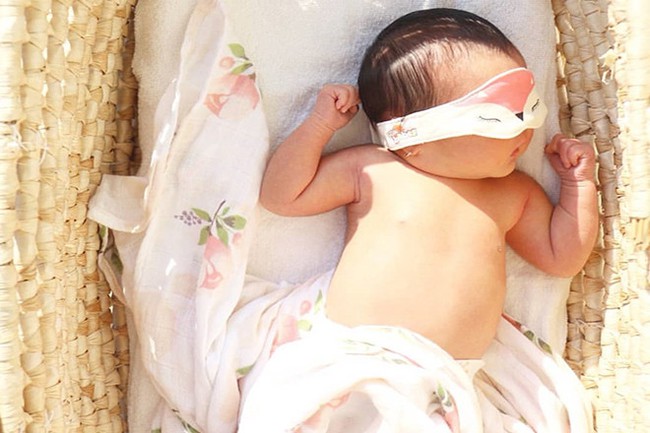 Cách tắm nắng cho trẻ sơ sinh đúng cách để bổ sung đủ vitamin D cho trẻ - Ảnh 2.