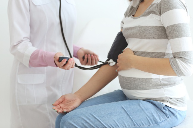 Tăng huyết áp thai kỳ là gì? Dấu hiệu, cách điều trị và phòng tránh - Ảnh 1.