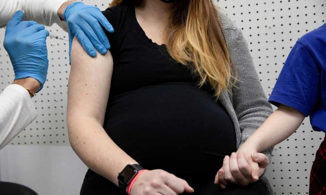 Phụ nữ có kế hoạch mang thai có nên trì hoãn tiêm vaccine Covid-19 không? - Ảnh 2.