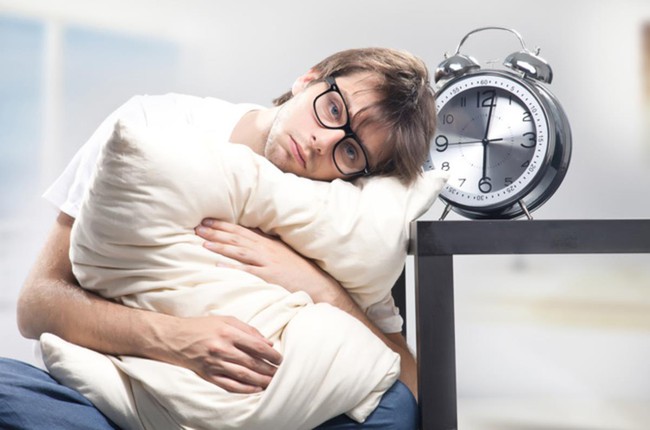 Cách trị mất ngủ hiệu quả để có giấc ngủ nhanh và sâu hơn - Ảnh 1.