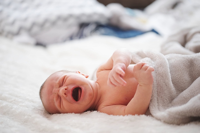 Tại sao trẻ sơ sinh hay vặn mình? Cách chăm sóc trẻ sơ sinh hay bị vặn mình an toàn, hiệu quả - Ảnh 1.