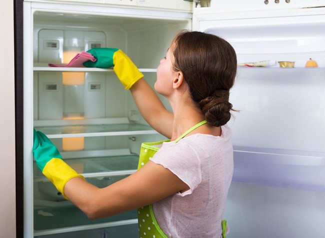 Đừng quên làm sạch tủ lạnh để bảo vệ an toàn cho sức khoẻ cả gia đình - Ảnh 2.