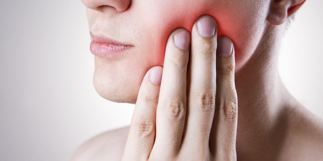 Nhổ răng khôn bị sưng mặt: Nguyên nhân và cách điều trị - Ảnh 1.