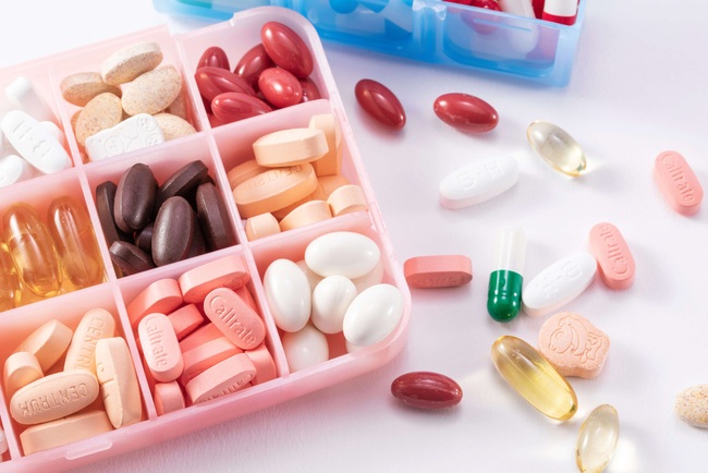 Gợi ý một số loại thuốc cần có trong tủ thuốc gia đình mùa dịch COVID-19 - Ảnh 2.