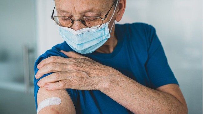 Lý giải mới nhất về hiện tượng đau cánh tay sau khi tiêm vaccine Covid-19 - Ảnh 3.