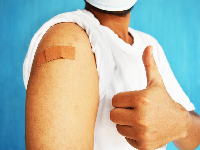 Lý giải mới nhất về hiện tượng đau cánh tay sau khi tiêm vaccine Covid-19 - Ảnh 4.