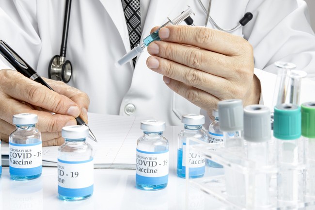 Chuyên gia tiết lộ test dị ứng trước khi tiêm vắc xin Covid-19 không có tác dụng - Ảnh 1.