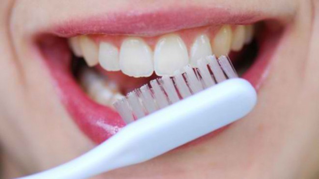 Lời khuyên về cách làm sạch mảng bám trên răng từ chuyên gia răng miệng - Ảnh 2.