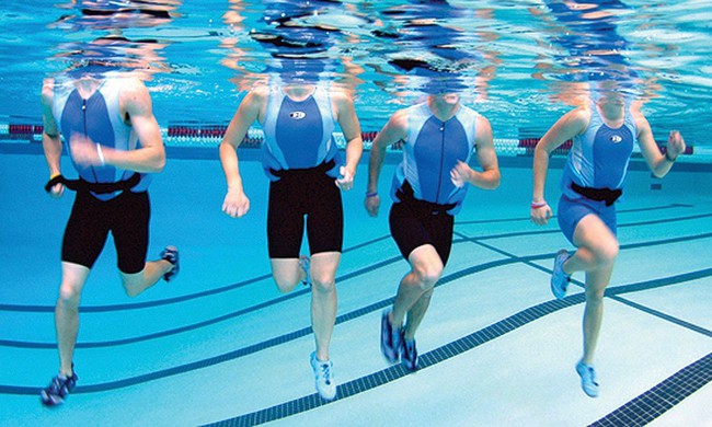 Cải thiện đau lưng mãn tính tốt hơn nhờ luyện tập dưới nước - Ảnh 1.